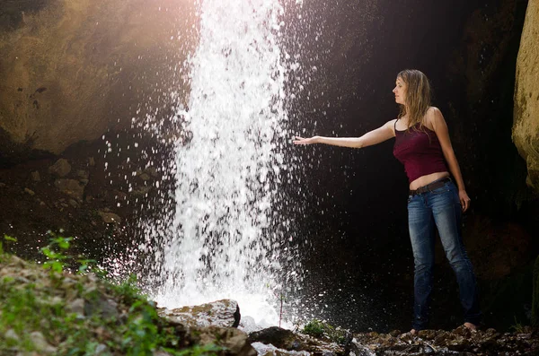 Young sexy wet woman is enjoying the rest near the waterfall in Tien-Shan mountains — Stock Photo, Image
