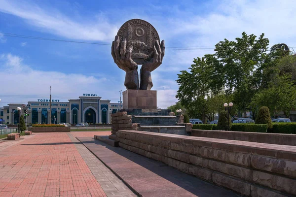 Vierkant in de buurt van het Noordstation van stad Tashkent, Oezbekistan — Stockfoto