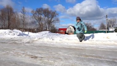 Buz ve gülüyor, tarafından yol sonra çalışan çocuk süper ağır çekim video