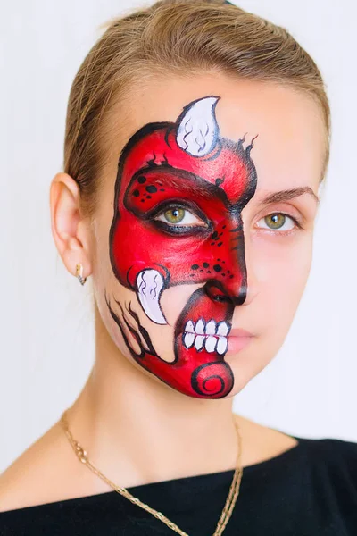 Vrouw gezicht met geschilderde duivel masker op het geïsoleerd op witte achtergrond — Stockfoto