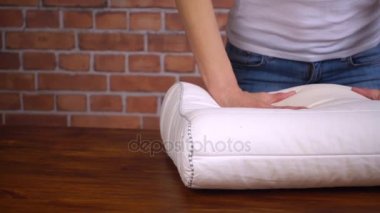 Kız yastık, ağır çekim hd video sertliği denetler