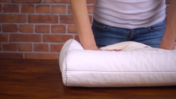 Женщина выбирает подушку для сна, замедленная съемка hd видео — стоковое видео