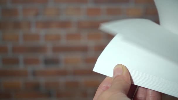 Женщина считает белые чистые листы бумаги, замедленной съемки hd видео — стоковое видео
