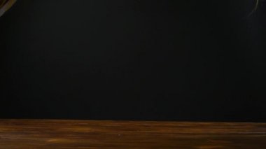 Asya tekstil Han-Atlas siyah arka plan üzerine güzel ağır çekim