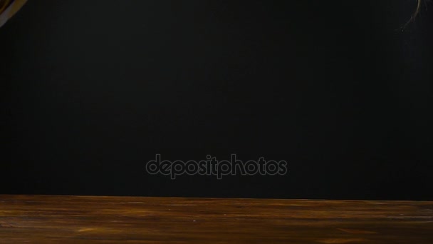 검은 배경에 아시아 섬유 칸-아틀라스의 아름 다운 슬로우 모션 — 비디오