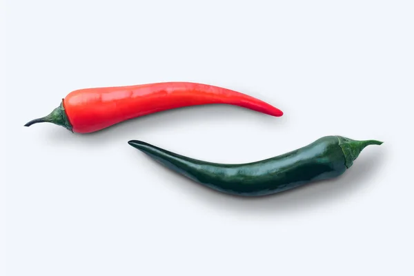 Červené a zelené hot chili peppers se stínem izolované na bílém — Stock fotografie