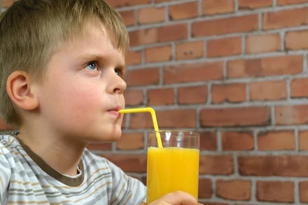 Niño feliz con un vaso de jugo — Foto de Stock