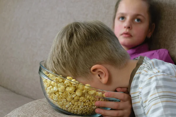 Grappige foto, schattige kleine jongen eten popcorn — Stockfoto