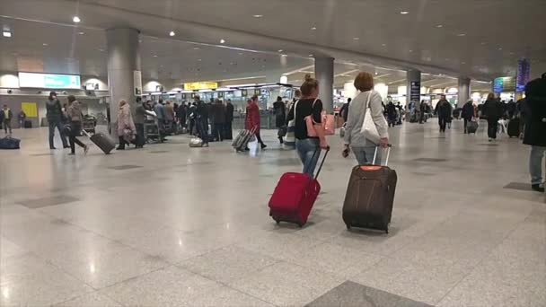 Pessoas em Domodedovo aeroporto internacional, Rússia, câmera lenta hd vídeo — Vídeo de Stock