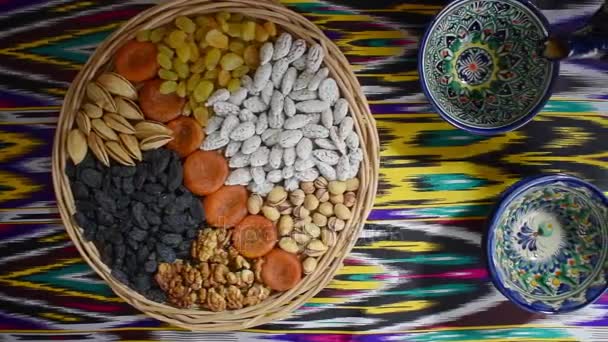 Mujer sirviendo té de la tetera de cerámica uzbek tradicional — Vídeo de stock