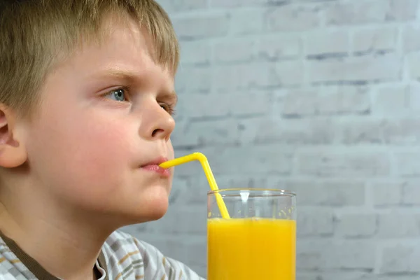 Kind trinkt frischen Saft aus Stroh — Stockfoto
