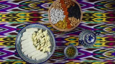 Kafe, üstten görünüm, buhara tablodan oryantal şeker alarak kadın