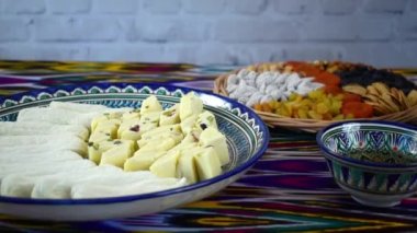 Elimi tut geleneksel oryantal şeker seramik tabak, Semerkand, Özbekistan