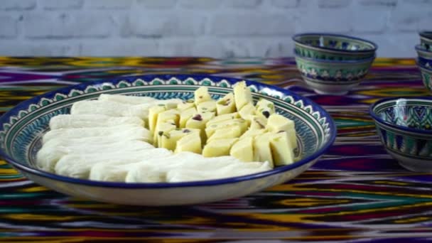 手把茶倒进中央亚洲咖啡馆，乌兹别克斯坦的陶瓷碗 — 图库视频影像