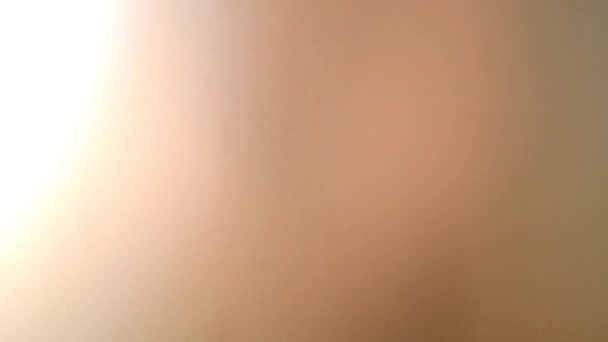 Gros plan de femme lèvres embrasser caméra, ralenti vidéo HD 