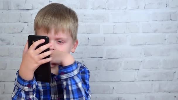 Niedlicher kleiner Junge, der den Anruf entgegennimmt, hd video — Stockvideo