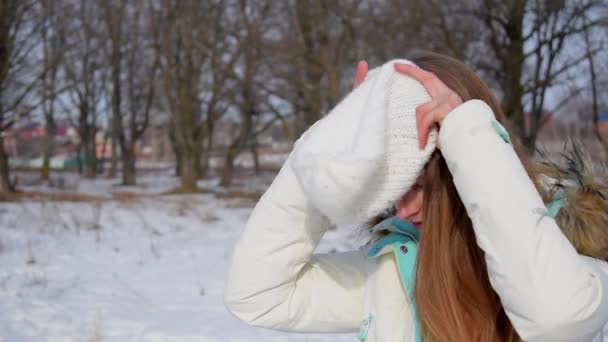 Girl in the winter park dress warm hat, hd video — Stock Video