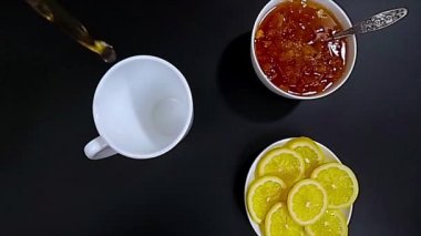 Yakın çekim dökme çay beyaz kupa, ağır çekim hd video, üstten görünüm