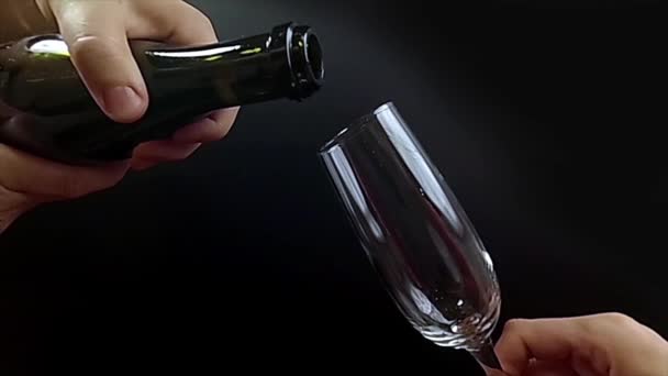 Servitören häller champagne i ett glas, super slowmotion 240 fps hd-video — Stockvideo