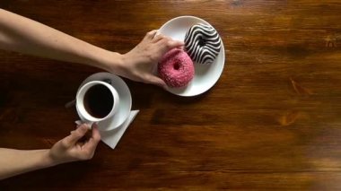 Çörek yeme ve içme kahve Cafe, üstten görünüm, ağır çekim hd video kadın