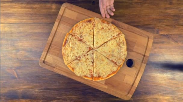 Famille manger de la pizza chaude, vue sur le dessus, vidéo HD — Video