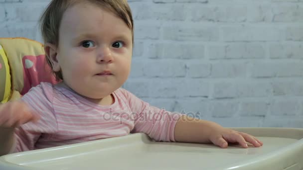 Mãe está alimentando a partir da colher bonito bebê menina, hd vídeo — Vídeo de Stock