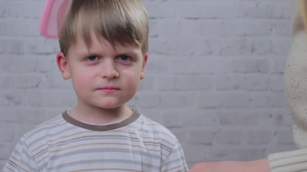 Mãe está penteando seu filho em casa, hd vídeo — Vídeo de Stock