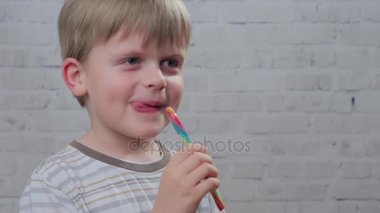 Ellerini, renkli şeker hd video ile şirin küçük çocuk