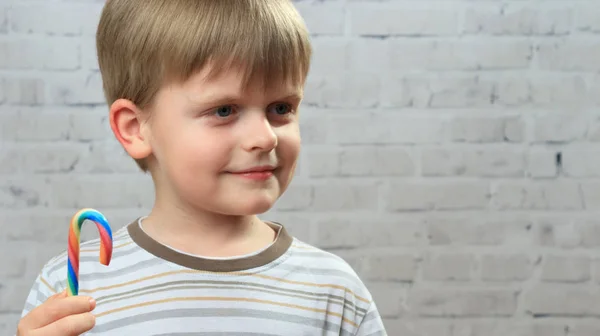 Sweet candy and smiling boy with it — Stock Photo, Image