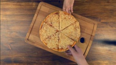 Aile Yemek sıcak pizza, üstten görünüm, hd video