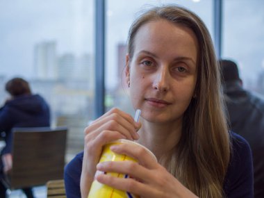 Kadın dring saman ile içme Cafe