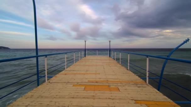 Caminhe no cais no mar negro, câmera lenta hd vídeo — Vídeo de Stock