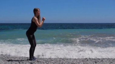 Genç kadının yapması deniz kumsalda, ağır çekim hd video ağız kavgası