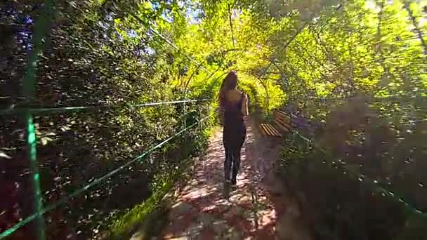 Chica corriendo en el parque al atardecer, cámara lenta hd video — Vídeo de stock