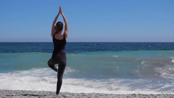 Fille pratique le yoga près de la mer, ralenti vidéo HD — Video