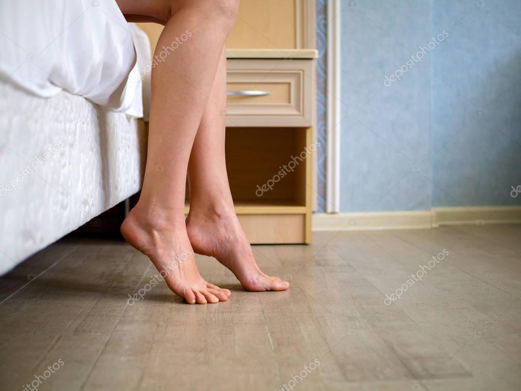 Girl morning gets out of bed. Beautiful girls legs — Stock Photo