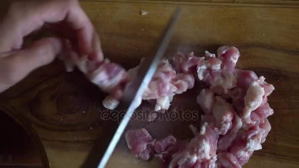 Niñas mano con cuchillo de corte de carne en tablero de madera, cámara lenta hd video — Vídeos de Stock