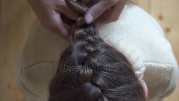 Madre trenzas hija coleta, vista superior de vídeo — Vídeos de Stock