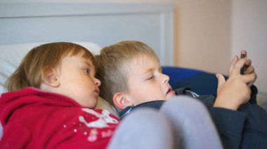 İki küçük çocuk tarassut video üstünde smartphone