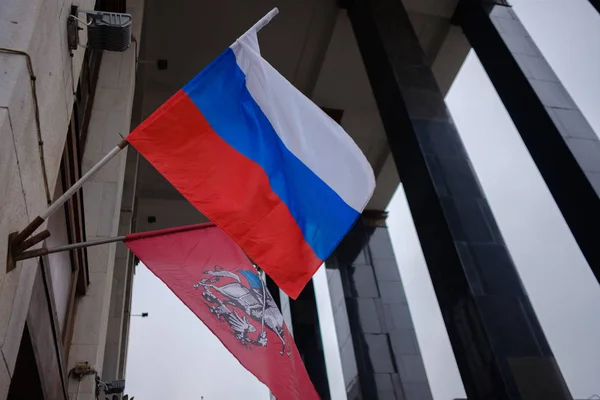 Drapeau national de la Fédération de Russie et drapeau de Moscou — Photo