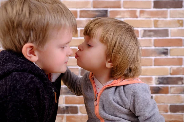 Glückliche Kinder. kleine süße Schwester küsst Bruder — Stockfoto