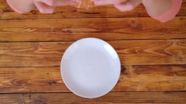 Eller kadın Amerikan lezzetli burger holding ve yemek