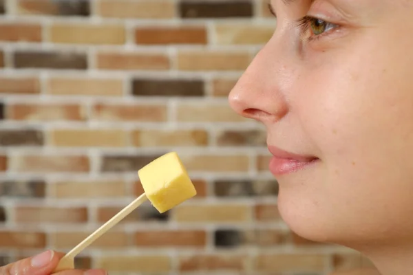 Kadın yüzünü yakın çekim. Parmesan peyniri yiyen kadın — Stok fotoğraf