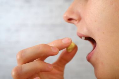 Yakın çekim Kadın yeme kaju fıstığı