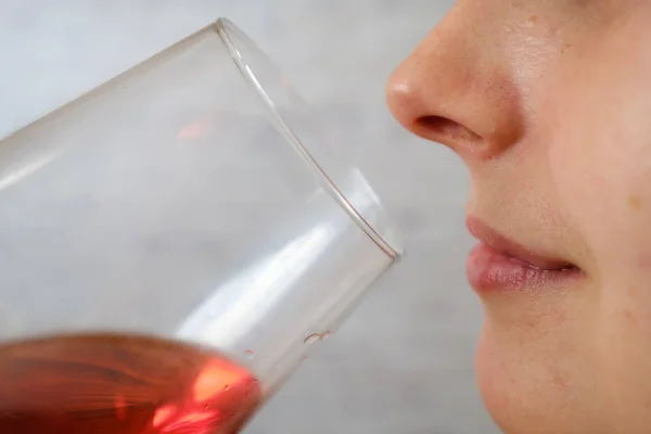 Vista ravvicinata di elegante giovane donna sta bevendo un bicchiere di vino rosso — Foto Stock
