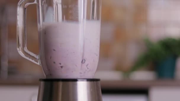 Blueberry smoothie fresh blended with fresh blueberry and banana — Stock Video