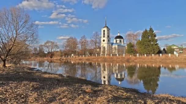 Alte ländliche Kirche bei Sonnenuntergang, Zeitraffer-Video. — Stockvideo