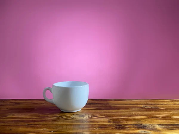 Tazza bianca è rimanere sul tavolo in legno vintage — Foto Stock