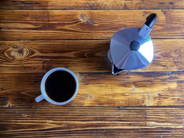 Main versant le café d'un moka pot dans une tasse — Photo