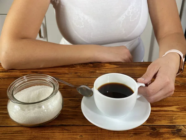 Женские руки, держащие чашку кофе — стоковое фото